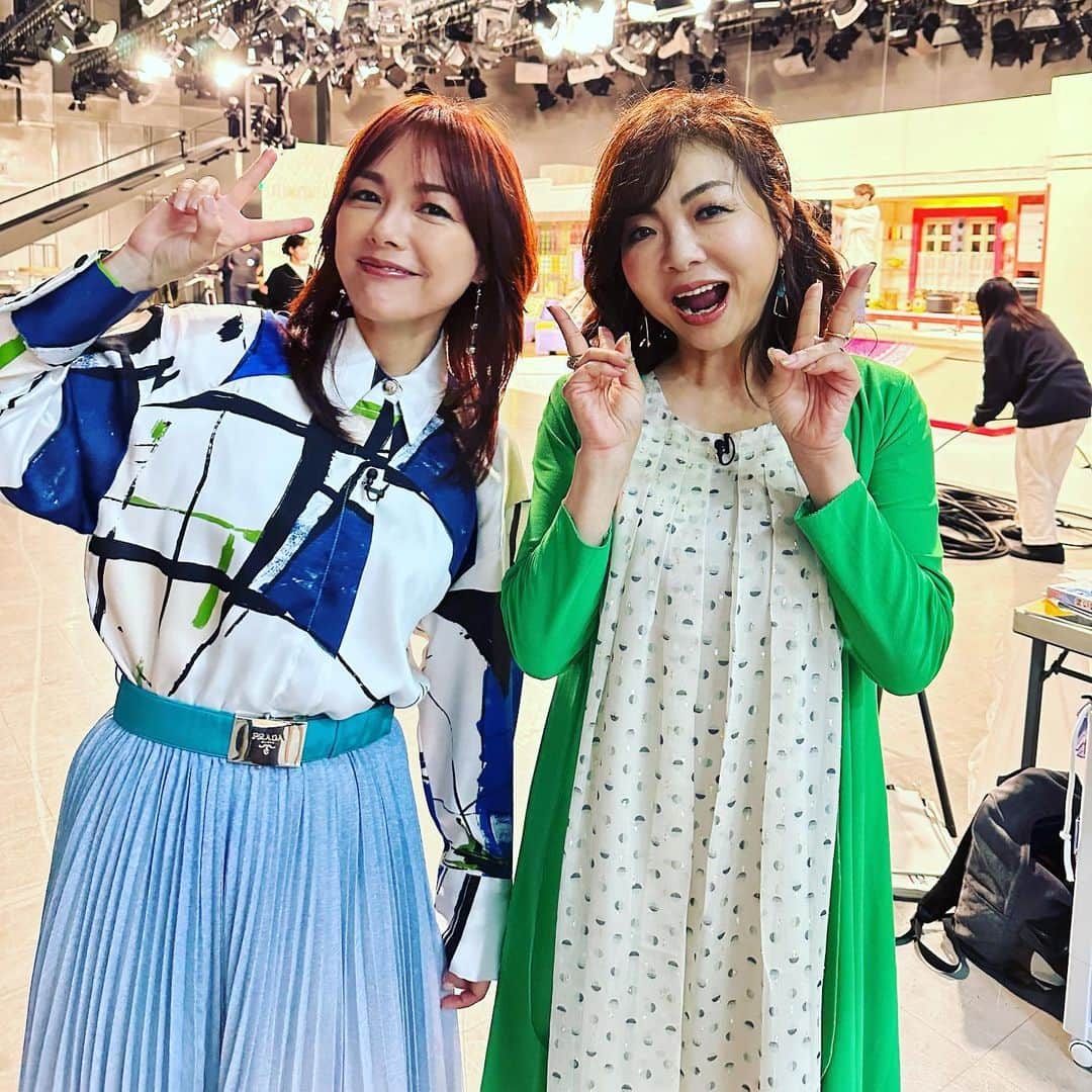 のインスタグラム：「明日オンエアーです🥰大好きなモモコ姐さんの番組に、お邪魔して来ました🌈😆 関西テレビ放送「モモコのOH！ソレ！み～よ！」  放送は6月24日13:59〜📺 ぜひ、観てね😊❤️  衣装 shirt @zara  belt @prada  skirt @doublestandard_official」