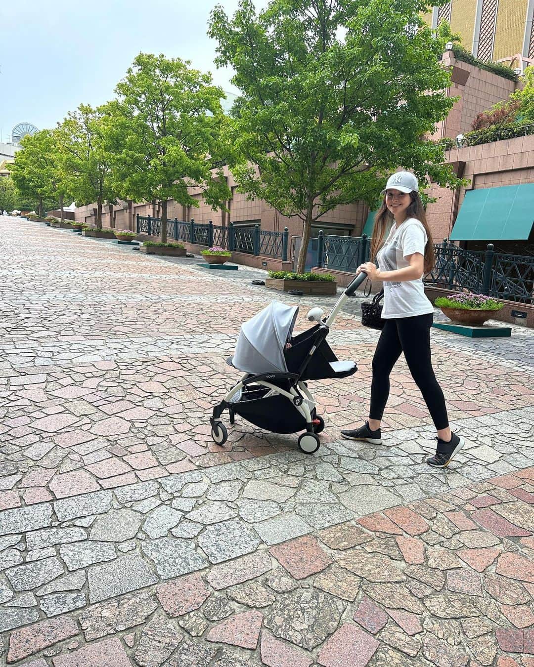 橋本麗香のインスタグラム：「身軽にお散歩出来るのはやはりバギー babyzen YOUO2 0+は新生児から使えるので寝ている事が多いこの月齢にぴったり✨✨✨  私のトレーニングがてら可愛いお散歩相手は👶🏻街の匂いや植物を感じながら、新しい刺激と共にこの地球を知る為にお勉強な毎日🍼🧚🏼‍♂️🌿🌏  @babyzenjapan  #buggy #babylife  #newborn  #お散歩」