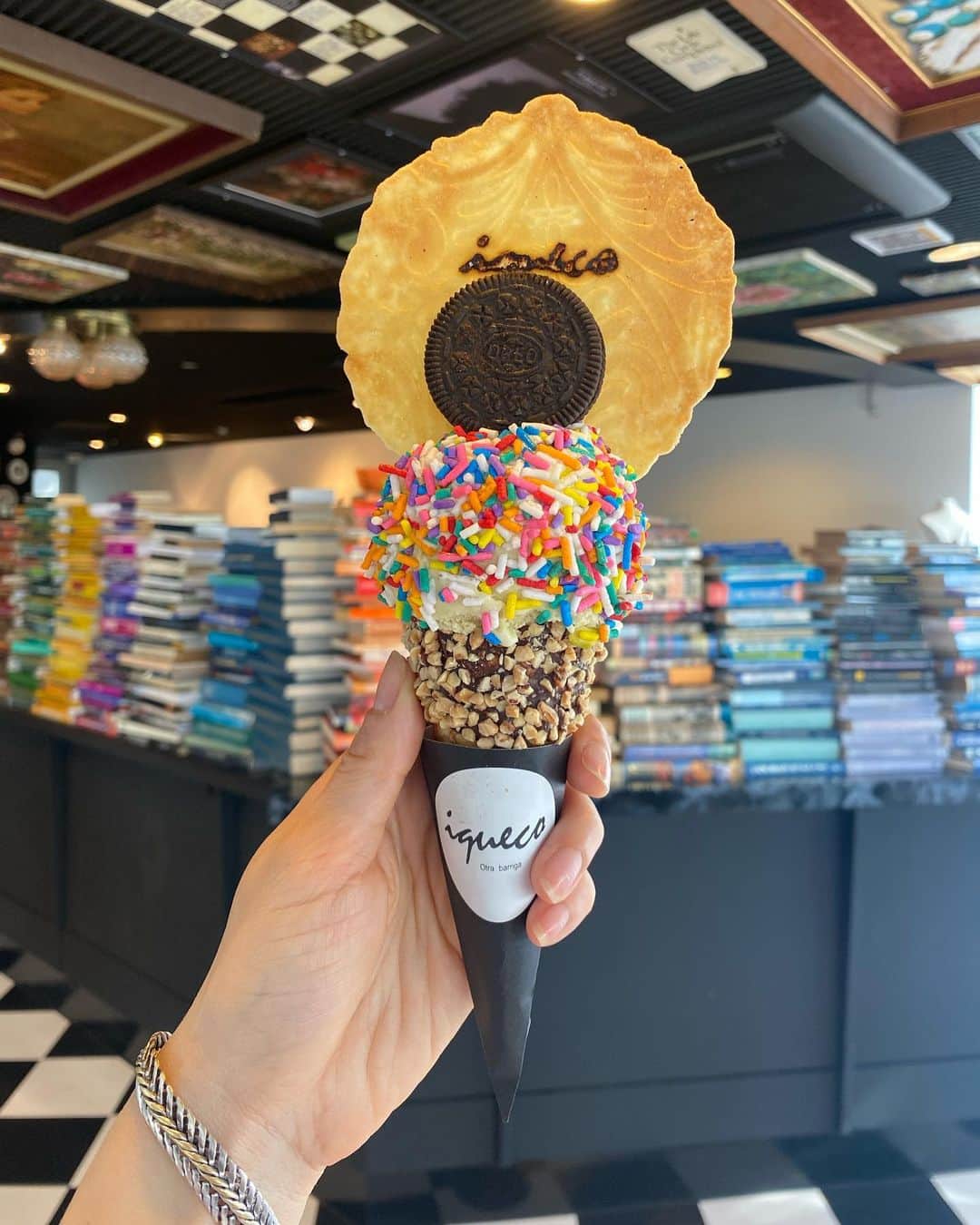 のインスタグラム：「. @iqueco_otrabarriga の スペシャルアイスクリーム🍨🌈🍦🍭🍩🍪  子供の頃にこんなの食べたら めちゃテンション上がったやろなぁ。  夢が詰まってる！  トッピングしまくって  アイスもピスタチオに変更🫶」