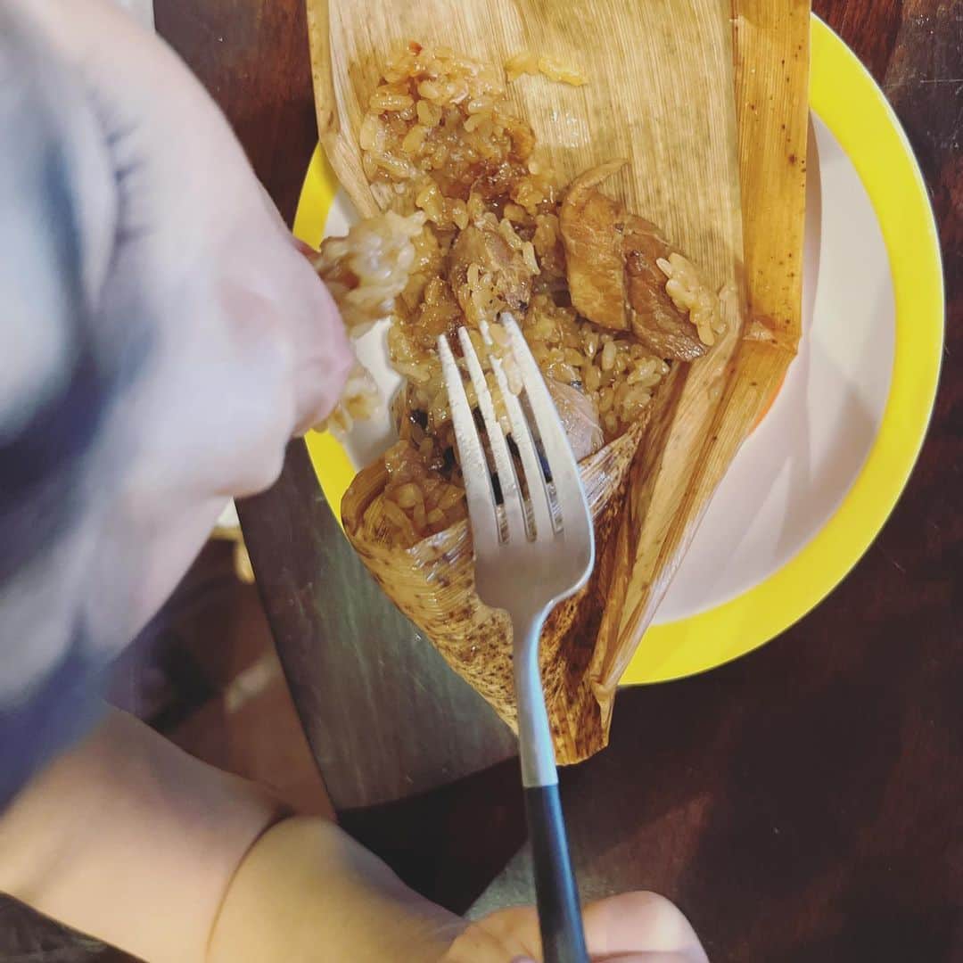 萩野志保子さんのインスタグラム写真 - (萩野志保子Instagram)「台湾の端午節のお祝いで頂いた粽🐉🫶 なんて可愛らしいパッケージ。 蒸したては手で触れないくらい熱々でフォーク。美味礼讃。 疲れたお弁当。 焼売。むちゅむちゅして取りづらいかなとさいごにピックをさしてみる。 #金曜日 #坊弁当  #小学生のお弁当 #息子弁当 #端午節 #端午節快樂 #端午節快樂🐲 #🐉 #粽子   #お弁当 #obento #oben365」6月23日 8時58分 - shihoko_hagino