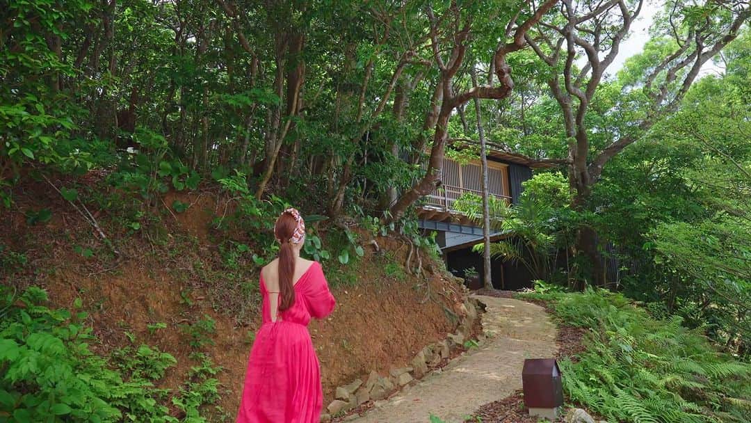 MICA   rippmonsterのインスタグラム：「私の旅が変わった。  目に入るもの肌で感じる事。海　山　土　風　香り　湿度　陽の光　月明かり  旅先で感じる事全て、からだいっぱいに楽しむ事ができるようになった。  きっと 誰だって旅先ではとびきりのおしゃれをして楽しみたい。  旅の前にその土地をイメージして お洋服を新調することだってあるくらい。  パートナーや友人と素敵な時間を過ごす旅時間  アクティビティの後、ディナー前の時間こそ 陽の光や景色の移り変わりを感じて欲しい  翌朝のチェックイン前の穏やかで心地よい時間も  身支度に追われてしまう　旅時間  rippmonster®︎ turbanは 心地よく　とびきり可愛く素敵に寄り添い 旅の時間をもっと豊かに… あなたの旅に寄り添います。  ターバン身支度時間　慣れたら10秒🥰🤣😌  #旅するターバン #服飾医療 @ripmon_turban  大切な場所 ちょうどの記念日に仕上がった動画🤍これも運命かも… @nakijin_tsuwabuki   ワンピースはお気に入りの @junna さんの @etretokyo   リネンが旅先の湿度をたっぷり吸って色気と軽やかさ、肌に心地よくあたって大好きな一枚❤️ もうずっとずっと一緒に旅してる。  サンダルは @holly.camp.since2017  旅先でも　シティでもいつでもどこでも一緒😉  動画は 大好きな主人 @beat910  いつも素敵な旅先を自然に切り取ってくれてありがとう😌」