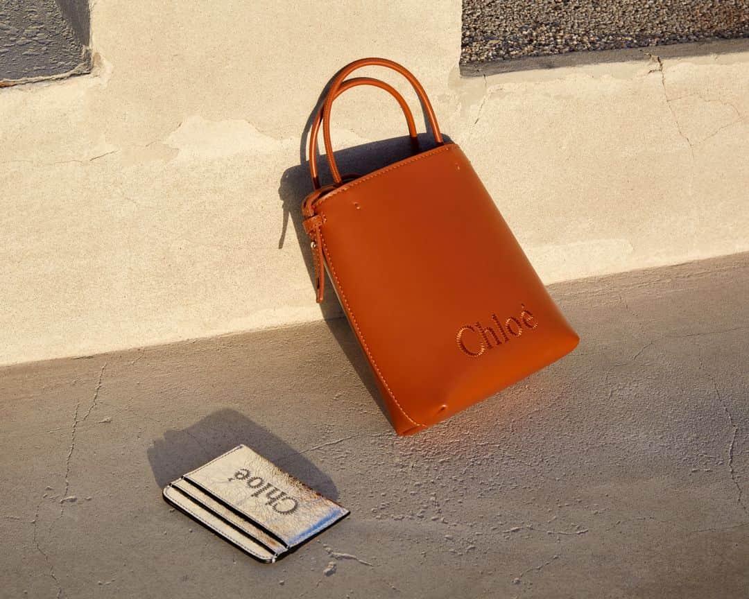 Chloéさんのインスタグラム写真 - (ChloéInstagram)「Classical and modern accents meet in the Sense accessories line with its distinctive clean lines and embroidered logo.    Here the tote bag in caramel leather is photographed alongside the silver leather card holder by @leighjohnson666.  #ChloeSS23​」6月23日 0時00分 - chloe