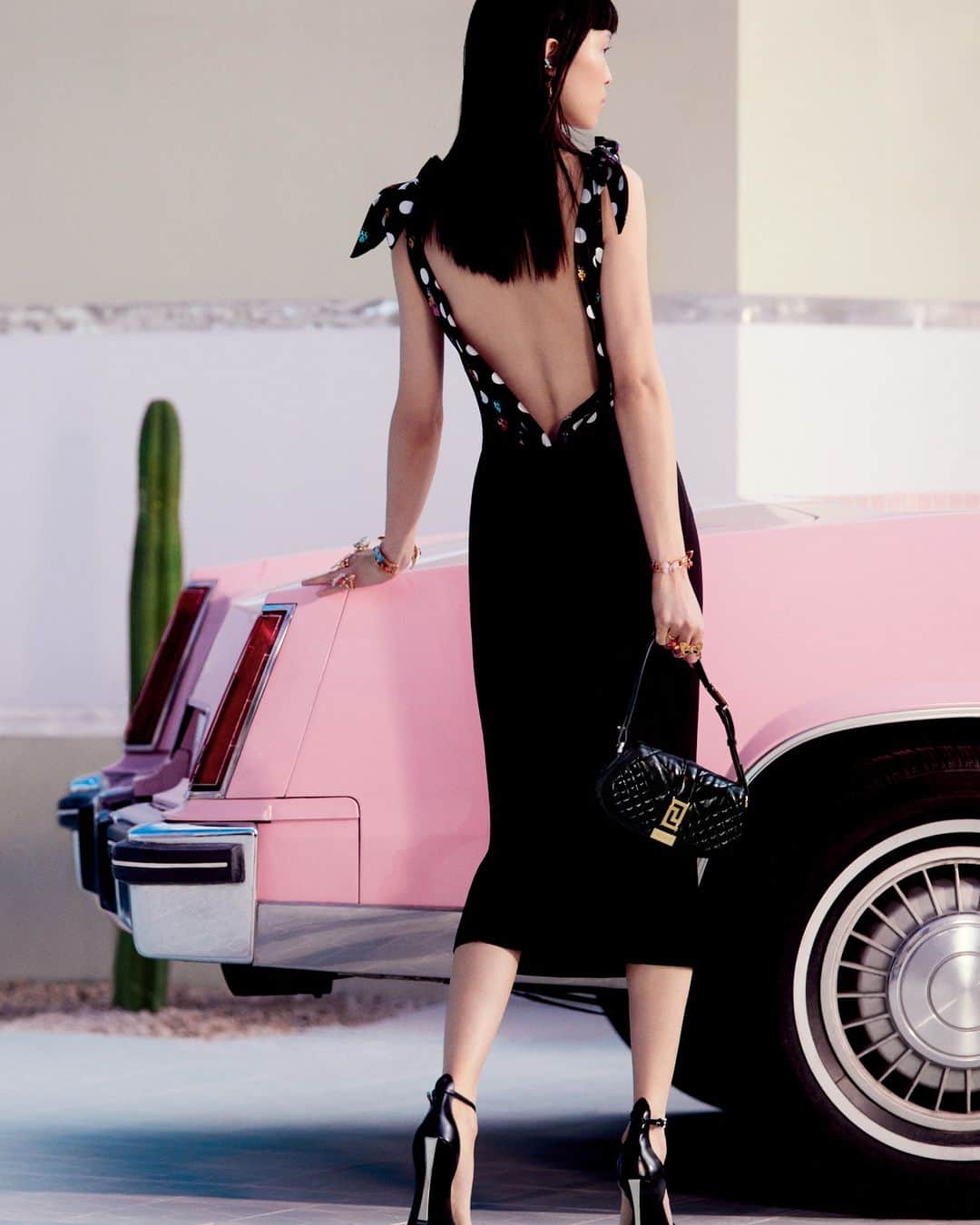 ジャンニヴェルサーチのインスタグラム：「The elegant Butterflies Medusa ‘95 midi dress and Greca Goddess mini bag for the "La Vacanza" collection co-designed by Donatella Versace and Dua Lipa.  Now in-store and at Versace.com.  @donatella_versace @dualipa #VersaceLaVacanza #VersaceGrecaGoddess」
