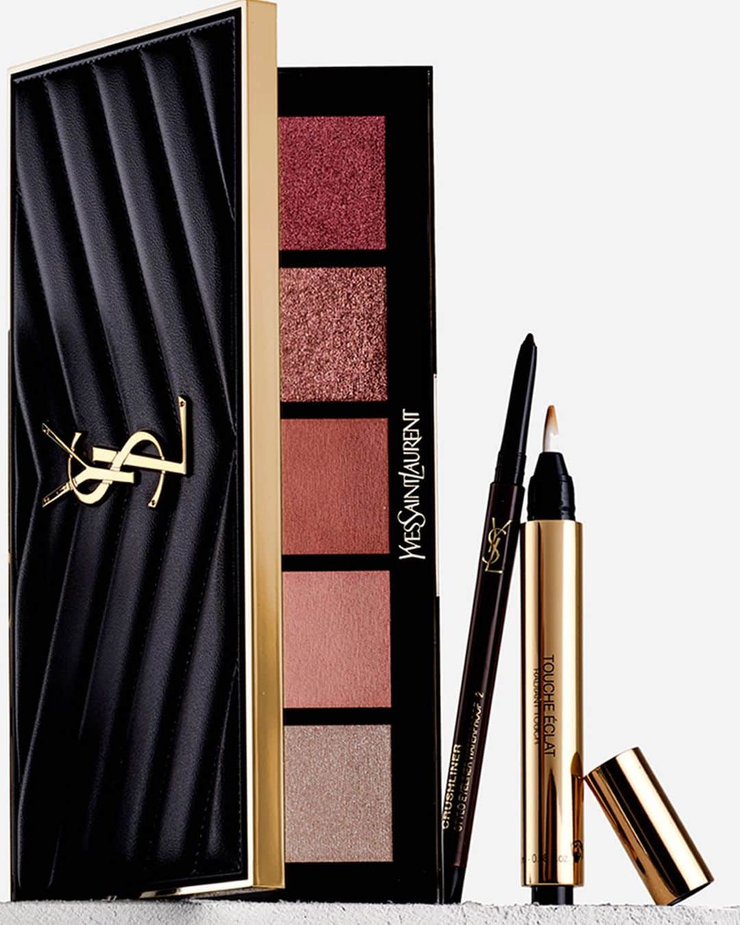 Yves Saint Laurent Beautyさんのインスタグラム写真 - (Yves Saint Laurent BeautyInstagram)「Turn up the summer heat with the smoky shades of the COUTURE COLOUR CLUTCH in DESERT NUDE for an intensified gaze and endless attitude.   TOUCHE ÉCLAT ILLUMINATING PEN N°2  CRUSHLINER N°1 NOIR INTENSE   #YSLBeauty #DesertNude」6月23日 0時00分 - yslbeauty