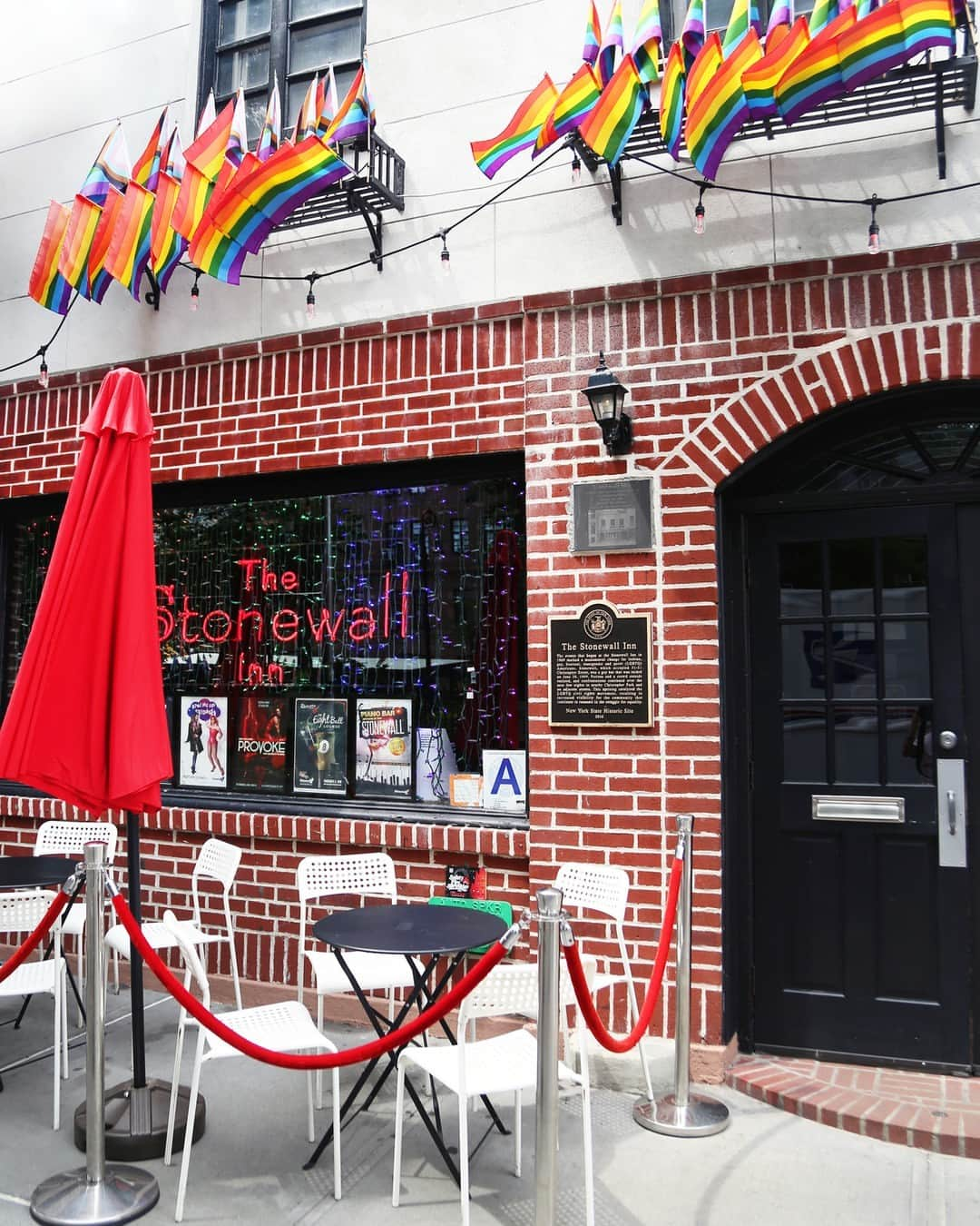 The Peninsula New Yorkさんのインスタグラム写真 - (The Peninsula New YorkInstagram)「Celebrate pride, honor history.  #discovernyc #stonewallinn #pridemonth #nychistory」6月23日 0時01分 - thepeninsulanyc