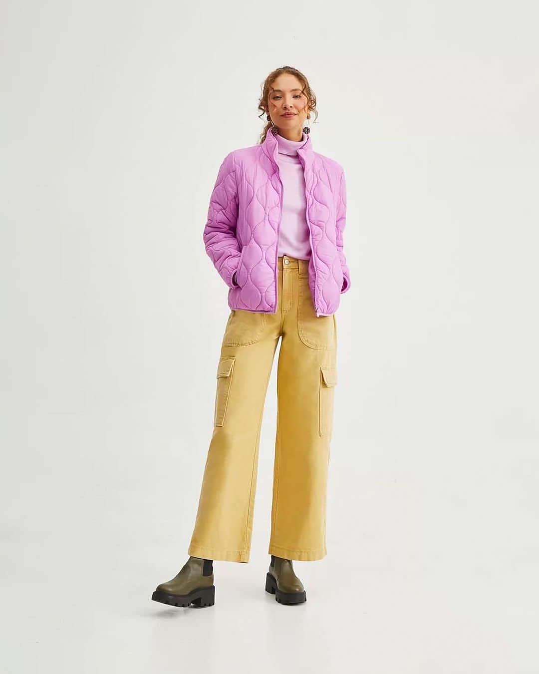 のインスタグラム：「O inverno pede looks despojados e quentinhos! 🧣 Aposte em combinações com peças puffer e bolsos cargo para criar produções cheias de estilo. Arraste para o lado e clique para comprar os seus favoritos. #modafeminina #looks  Jaqueta em poliamida gola alta 715847820 | calça wide leg cintura alta 807645424 | Blusa em tricô com gola alta 668455697」