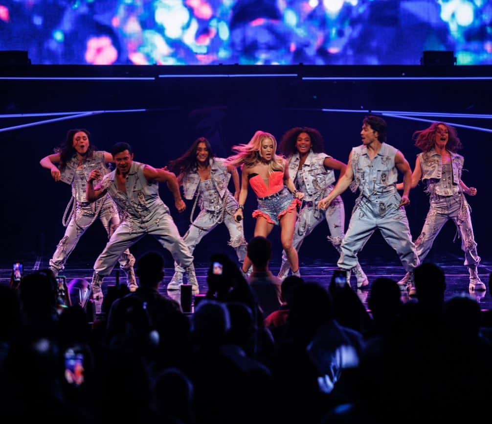 キャリー・アンダーウッドのインスタグラム：「We’re back, baby! Our first show back @resortsworldlv was SO much FUN!!! Vegas crowds are always amazing! Thanks for having some fun with us on a Wednesday night! #Reflection #Vegas 📸: @jeffjohnsonimages」