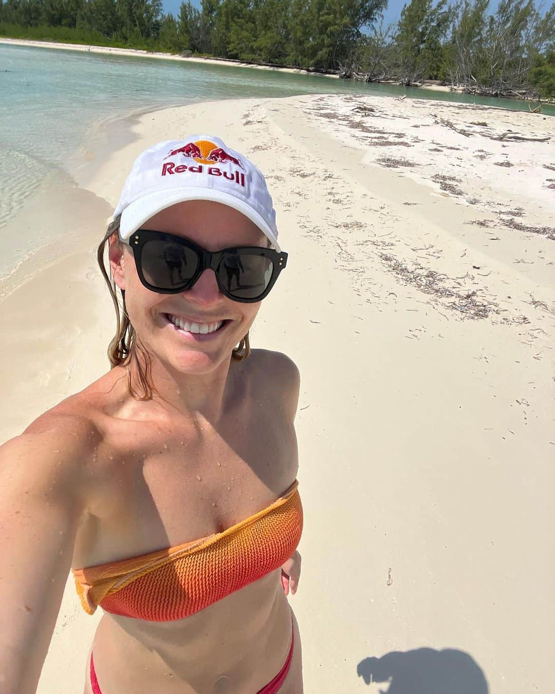 リンゼイ・ボンのインスタグラム：「Took a quick break last weekend.  Nerded out with all my new free diving gear (thx Mares🤿 🙏🏻) and got to play footsie with some very friendly stingrays. Thankful for those amazing few days. Now it’s back on the road again for your regularly scheduled hustle 💪🏻」