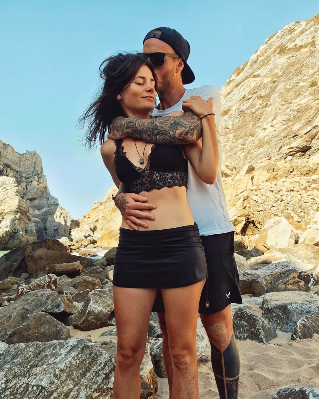 Joyce Ilgのインスタグラム：「Was ich an dir liebe, Babe:   Alles! Dich, im Ganzen, mit allem, was du mitbringst! ❤🫂  Und mit dir fühlt sich alles so leicht an! Wir können zusammen albern sein und zusammen weinen. Füreinander stark sein und voreinander schwach sein. Wir können über alles reden, ohne uns gegenseitig anzugreifen und ohne uns vom anderen angegriffen zu fühlen. Wir lösen alle vermeintlichen Probleme mit spielerischer Leichtigkeit. Und hinterher freuen wir uns immer, dass wir wie immer keinen heftigen Streit hatten 😂, sondern wieder etwas gelöst haben und jeder sein Päckchen, was er durchs Leben trägt, wieder etwas verkleinern konnte durch unsere wundervollen, verständnisvollen Gespräche. Danke, dass ich einen Menschen wie dich in meinem Leben haben darf! Ich wünschte alle Paare würden so miteinander umgehen wie wir, wie du mit mir. Du bist einfach wow!   Tipp an alle Paare da draußen: Hört euch gegenseitig richtig zu, versucht den anderen zu verstehen und versucht euch selbst dem anderen so zu zeigen wie ihr seid und fühlt. Versucht den anderen nicht anzugreifen dabei. Beispiel: Statt die eigenen Gefühle auszudrücken mit: "Ich bin sauer, weil du kacke warst" lieber etwas ohne Angriff sagen, damit der andere nicht in die Gegenwehr geht und dann vielleicht kein respektvolles Gespräch mehr möglich ist. Also quasi lieber das eigene Innere schildern und etwas sagen wie "Deine Worte haben mich verletzt, weil es sich anfühlt als ob du...". Dann kann man darüber reden, ob es wirklich so gemeint war vom anderen oder vielleicht auch nicht. Der andere kann dann sagen, warum er vielleicht so reagiert hat, vielleicht sogar, weil er vorher verletzt war wegen etwas und man kann gegenseitige Empathie aufbringen. Oft klärt sich dann alles von alleine, weil man merkt, dass man nur nicht gerafft hat, was beim anderen innerlich vor sich geht. Oft löst man mit solchen Gesprächen tiefsitzende, alte Muster, die man meist seit der Kindheit mit sich rumschleppt. Quasi automatische, gemeinsame Schattenarbeit. Also bei Patrick & mir funktioniert das super 🤍」