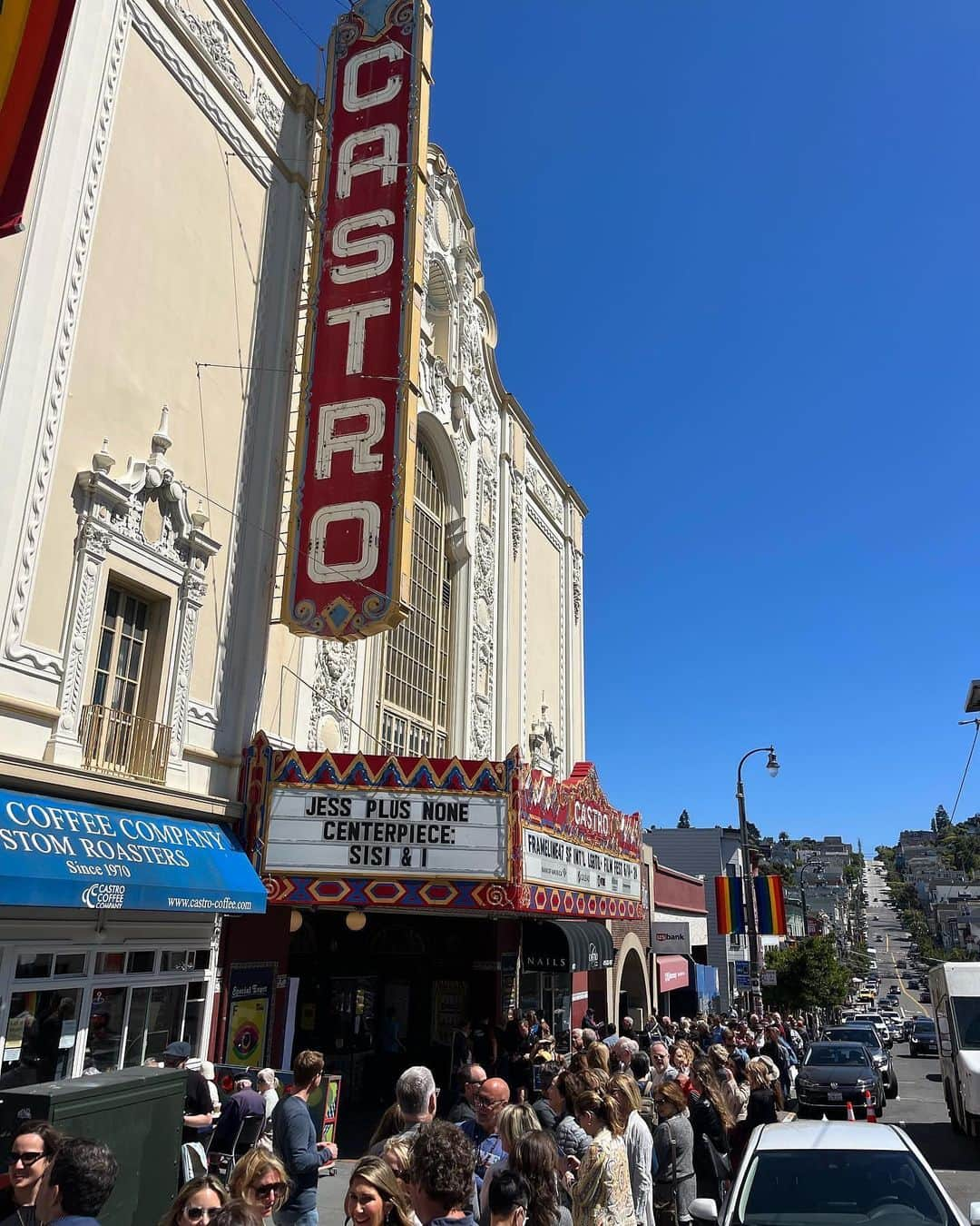 パトリック・ファビアンのインスタグラム：「Lines Out The Door!!! @the_castro_theatre for the Premiere Screening of @jessplusnone @framelinefest 🎬💥  Written/Directed by @mandyfab   Proud to help represent the producing team @mandyjuneturpin @heatherolt @6withheels @sarahkchaney @daliarooni @ksteckelberg   And BIG LOVE to our amazing casting director @ericasbreamcast   The Fantastic Cast: @theonlyabbymiller @scoutdurwood @marielle_scott @scottspeiser @alexisdisalvo @tateellington @mrroryomalley  @craigthomas1129 @kingshables @shalimortiz @asenneth_deltoro   #indiefilm #femaledirector  #frameline47  Thanks to everyone who helped make this happen. 🙏💙」