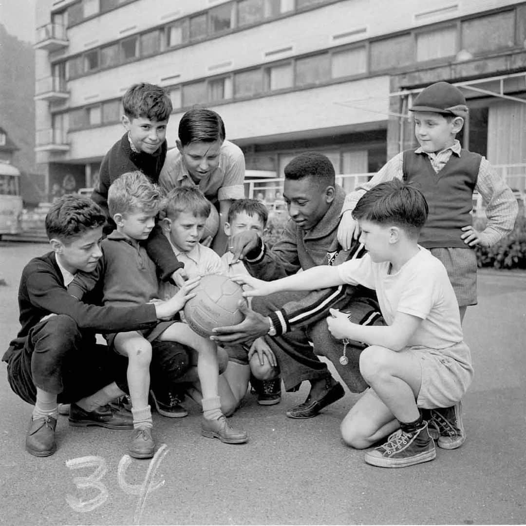 ペレのインスタグラム：「Inspirar as crianças através do esporte. Esta foi uma das principais bandeiras levantadas por Pelé para proteger as futuras gerações. Incentivar o estudo, o acesso à saúde e o combate à pobreza. Rei dentro e fora dos gramados.  . Inspiring children through sport. This was one of the main flags raised by Pelé to protect future generations. Encourage study, access to health and the fight against poverty. King on and off the pitch.」