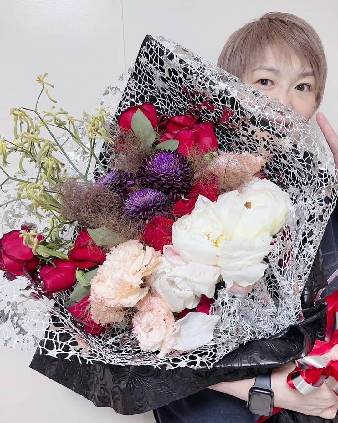 堀田祐美子さんのインスタグラム写真 - (堀田祐美子Instagram)「このお花は、私をイメージして作ってもらったそうです。  確かに！！  包み紙の黒と銀、真っ赤な薔薇🌹  私の試合のコスチュームカラーだ！  因みに、この赤の薔薇の名前は『侍の赤い薔薇🌹』だそうです。  カッコ良過ぎる！！  @yumiko_hotta  @t_hearts2020  #堀田祐美子 #yumikohotta  #prowrestling  #プロレス #womansprowrestling  #女子プロレス  #hearts82 #thearts  #赤い薔薇 #侍の赤い薔薇」6月23日 0時21分 - yumiko_hotta