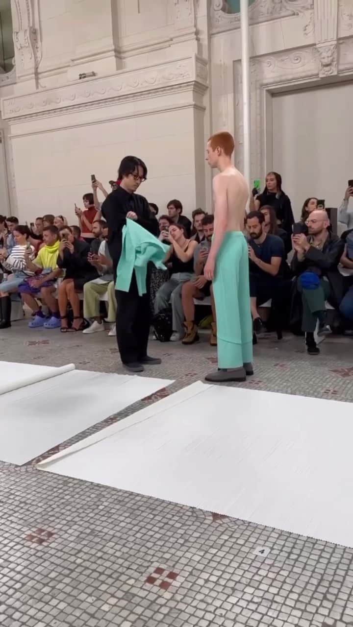 のインスタグラム：「The @hommeplisse_isseymiyake show with the epic details 🤌」