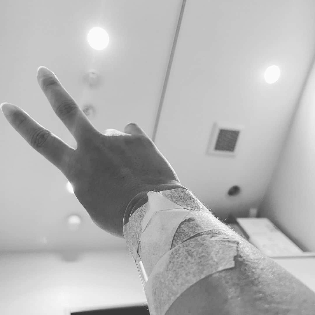ルナのインスタグラム：「年々少しずつ大きくなって編集してたり携帯でメールしたりしてて痺れもコリも酷くなってきて、いよいよだなと今日、肩の皮下腫瘍摘出をしました🩸 ゴルフボールくらいになっていて無事に終わって😮‍💨 緊張解しの神女医からのHardにバイクで飛んで回ってモトクロスに夢中🏍️の　( @0812nonnon )典子先生！ 本当にありがとうございました🙏」