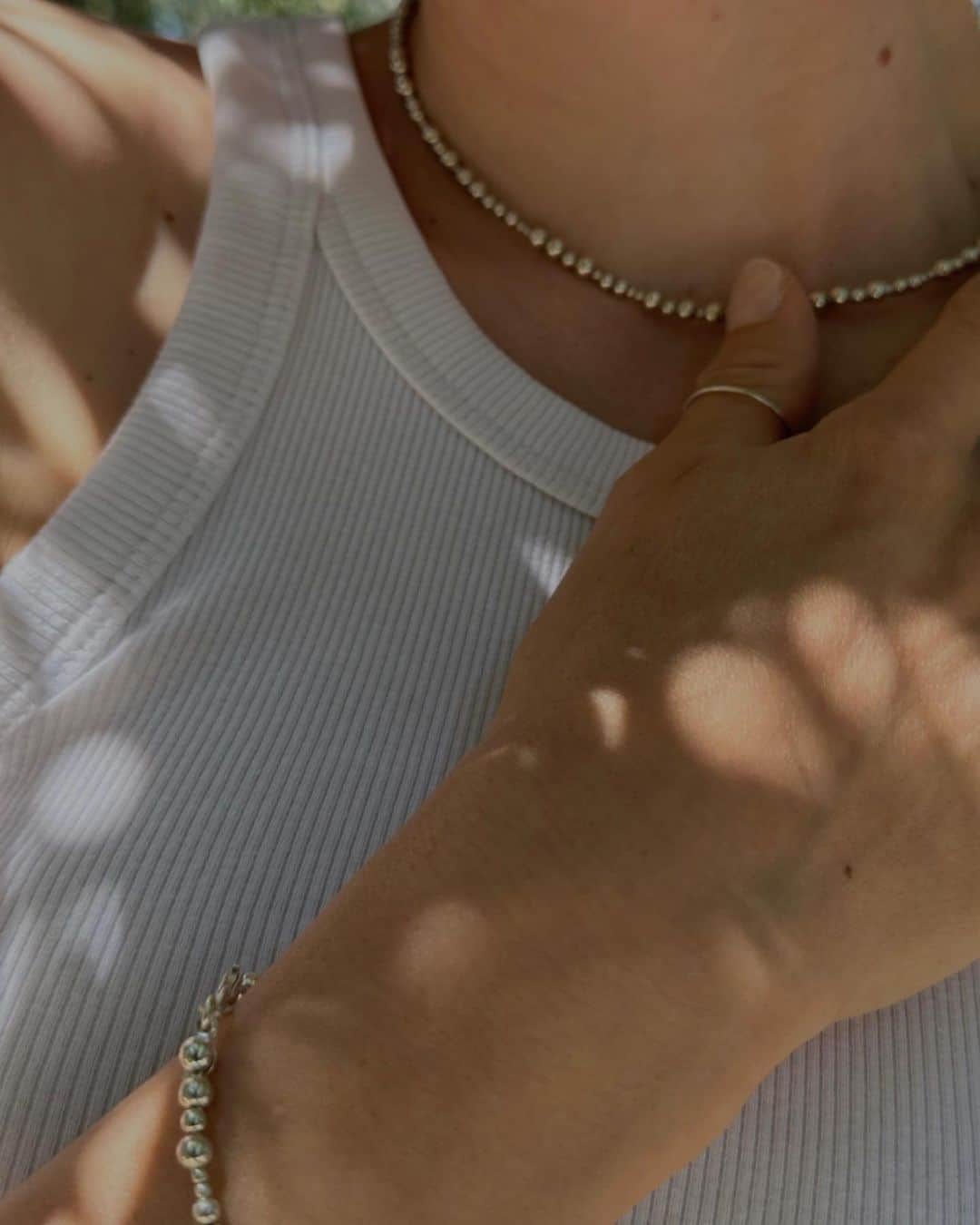 FashionMuggingのインスタグラム：「Wearing @balade_studio on repeat -  Cala bracelet and necklace #minimalisticjewelry #markawłasna」
