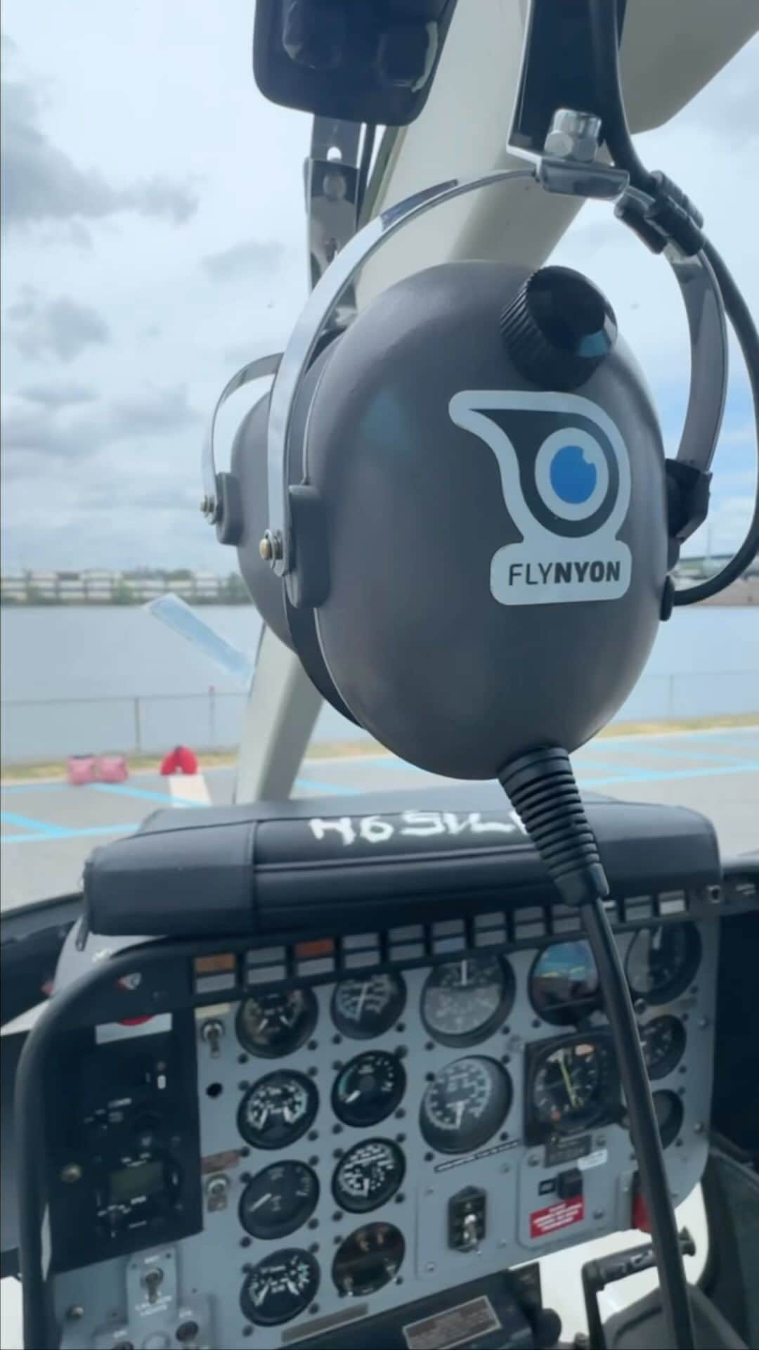 nyonairのインスタグラム：「POV: You take a helicopter tour over NYC with FLYNYON!   Make sure you tune in to our IG Live Broadcasts today for something special!   #reels #reelsinstagram #nyc #thingstodoinnyc」