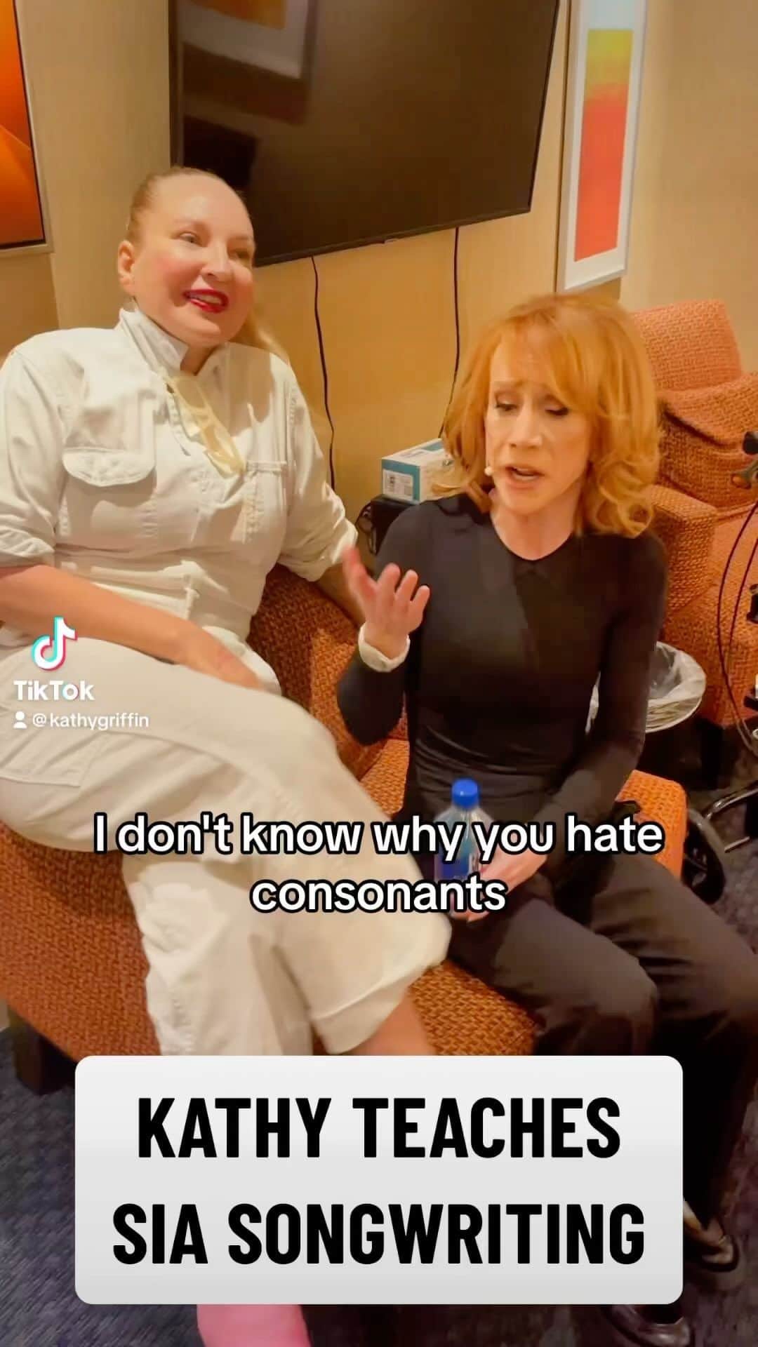 キャシー・グリフィンのインスタグラム：「Someone had to tell her … @siamusic  (Backing vocals by @gigigorgeous )#bts #comedy #standupcomedy #funny #vegas #kathygriffin」