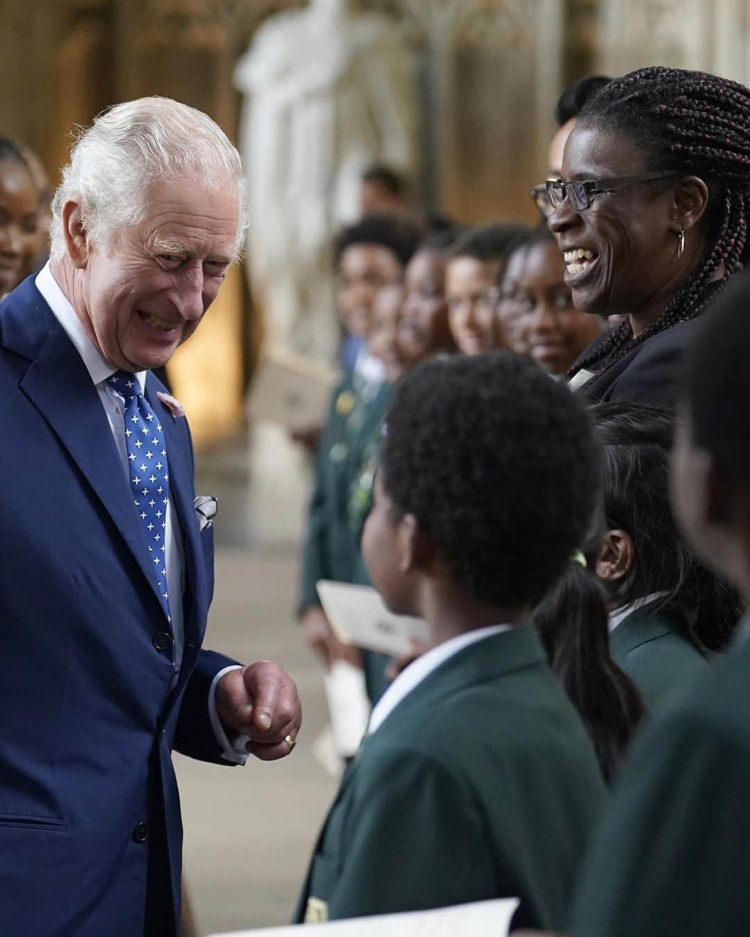 ロイヤル・ファミリーのインスタグラム：「The King has joined over 300 young people from schools across England, the Prince’s Trust, the Prince’s Foundation, Project Zero and the Amos bursary to recognise and celebrate #Windrush75 at St George’s Chapel in Windsor.  ✍️ Also in attendance, talented students from the Royal Drawing School put pencil to paper to capture the Service.  In collaboration with @RoyalCollectionTrust, The @RoyalDrawingSchool have produced an education programme to accompany the ‘Windrush: Portraits of a Pioneering Generation’ exhibition.  The programme aims to educate and inspire young people, promote conversation, and bring together communities and generations to explore and celebrate the contribution made by the Windrush Generation.  Head to royal.uk (link in bio) to read more about the Windrush resources being offered by @RoyalCollectionTrust and @RoyalDrawingSchool.」