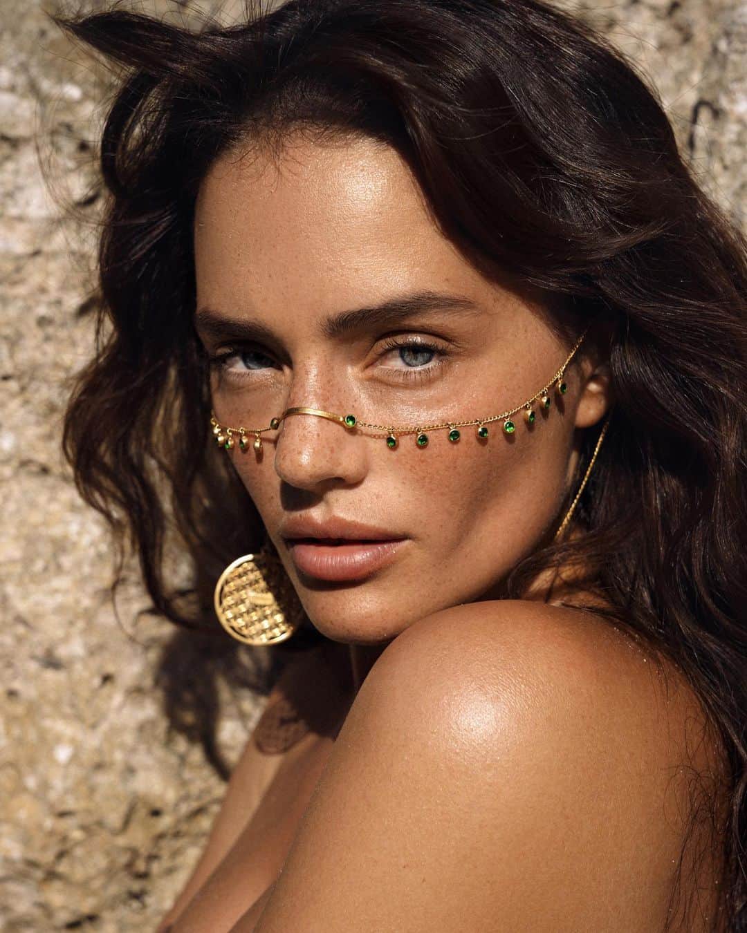 Jessicaのインスタグラム：「Mama still got it. A quick hour shoot with the talented @akimov__aleksandr__ in Bali   #mamastillgotit #bali #photo #jewelry #sunkissed #freckles」