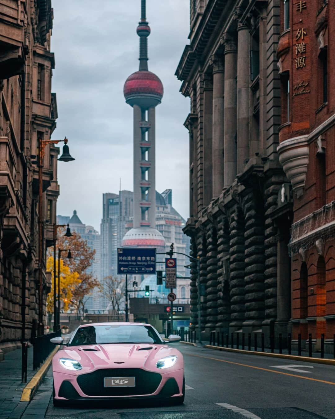 アストンマーチンさんのインスタグラム写真 - (アストンマーチンInstagram)「Making its mark in the streets of China. Unmistakably DBS.   #AstonMartin #DBS #FEROCITYDRIVEN」6月23日 0時46分 - astonmartin