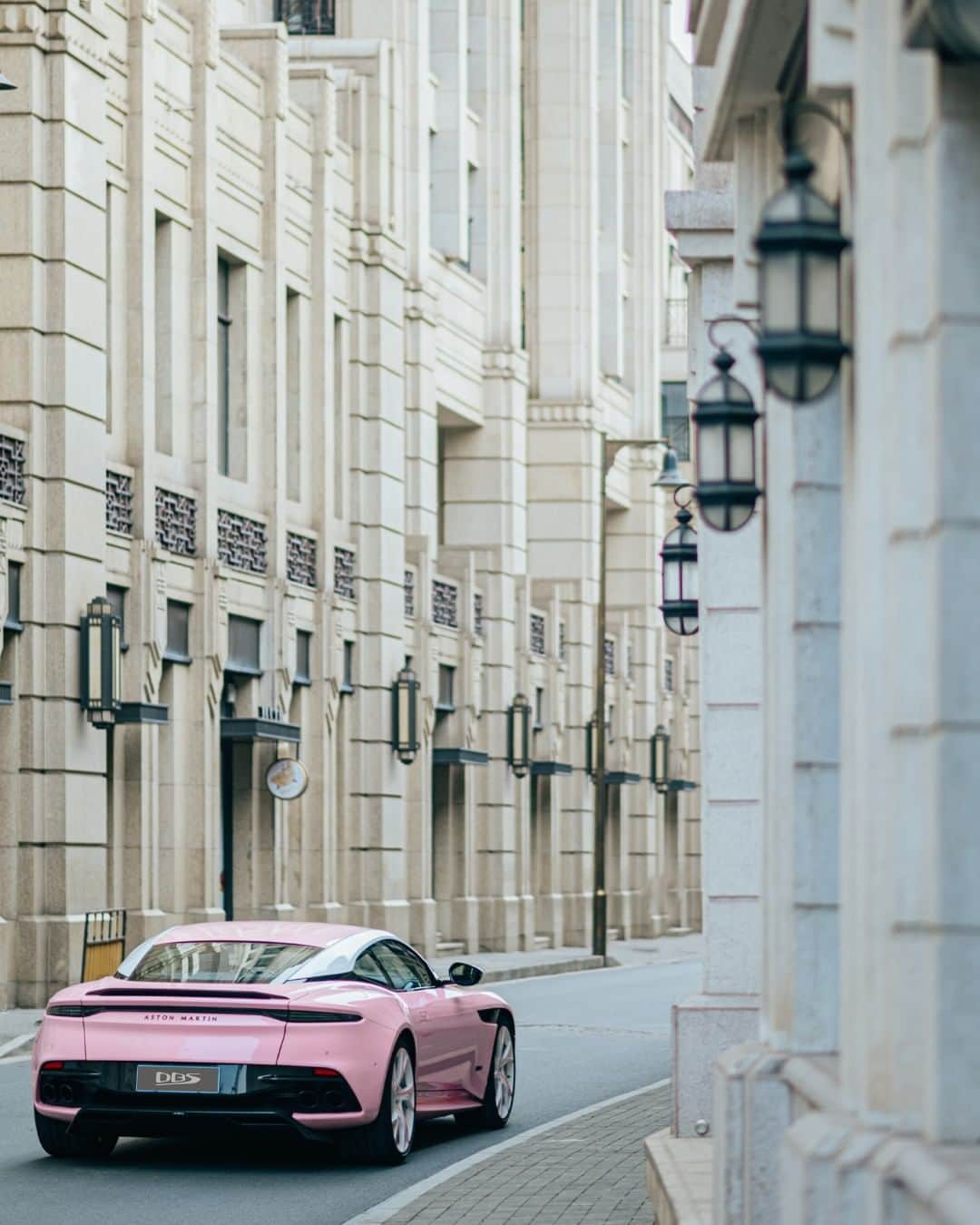 アストンマーチンさんのインスタグラム写真 - (アストンマーチンInstagram)「Making its mark in the streets of China. Unmistakably DBS.   #AstonMartin #DBS #FEROCITYDRIVEN」6月23日 0時46分 - astonmartin