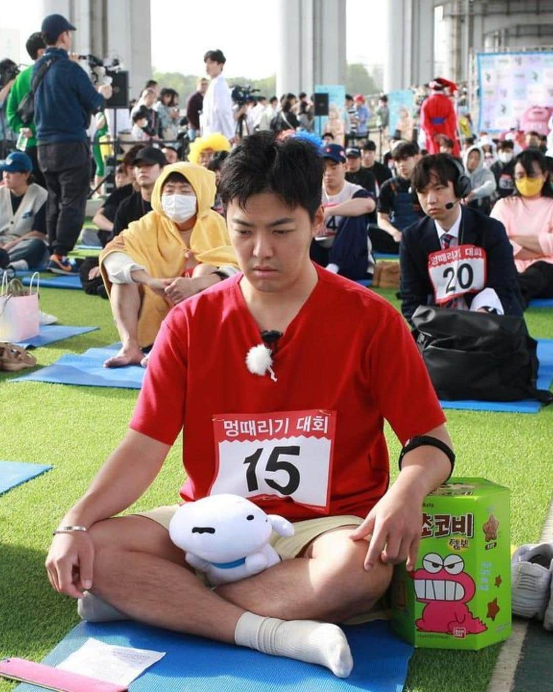 VICEさんのインスタグラム写真 - (VICEInstagram)「Late last month, 70 people took part in South Korea's annual Hangang Space-Out Competition.⁠ ⁠ The aim – as you can probably guess from the name – is to zone out for an hour-and-a-half, with competitors ranked based on audience votes and their ability to keep their heart rate stable.⁠ ⁠ Created by artist Woopsyang as a protest against a culture that demands constant productivity, the event aims to embrace the value of doing absolutely nothing.⁠ ⁠ Swipe to see the winner.⁠ ⁠ 📷: Courtesy of @thespaceoutcompetition」6月23日 0時55分 - vice