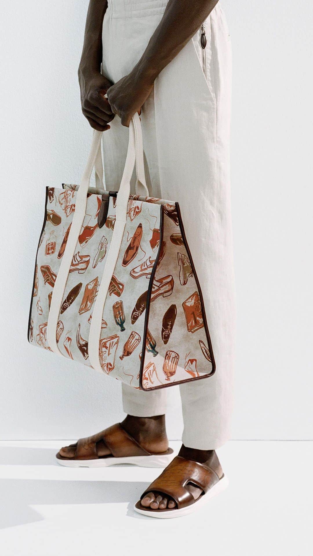 ベルルッティのインスタグラム：「- UNVEILING THE SPRING-SUMMER 2024 COLLECTION BY #BERLUTI -  Details are where it’s at in Berluti’s Spring-Summer 2024 collection, during @parisfashionweek. Prints, vibrant colours and material mixes bring a touch of insouciance and boldness to a collection of essential lines and a relaxed sense of cool.   Styling by @benmartinengo Photography by @deo_suveera  #pfw #summer2024」