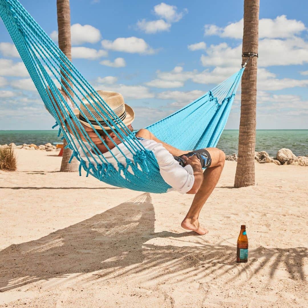トミー バハマのインスタグラム：「Paradise is a hammock on the beach and everything you need within reach. What could be missing?」