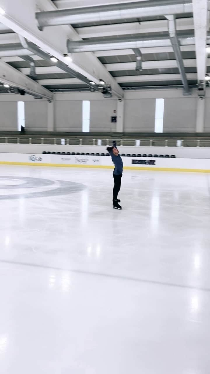 マッテオ・リッツォのインスタグラム：「Feeling 🔴  @luca.lanotte_skater  • • #Figureskating #pattinaggiosughiaccio #pattinaggiodifigura #iceskating #ice #competitions #race #olympics #japan #italiateam #fisg4passion  #icelab #fiammeazzurre #go #travel #passport #happy」