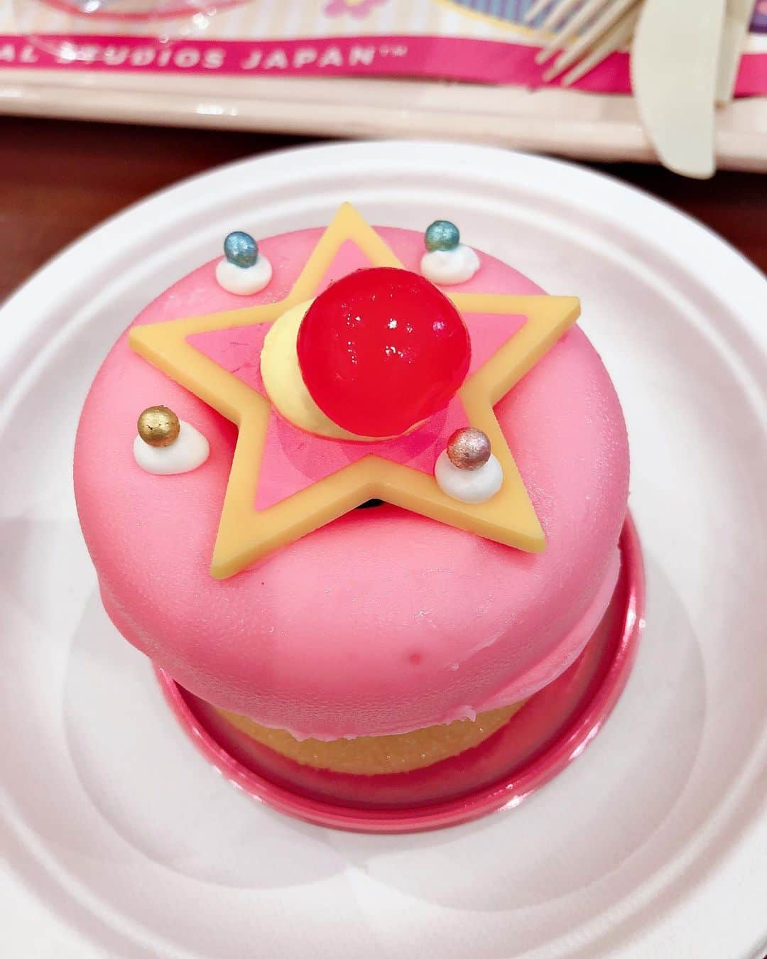 Sailor Moonさんのインスタグラム写真 - (Sailor MoonInstagram)「✨🌙 A little #tbt I’m thinking of all the yummy Sailor Moon food at Universal Studios Japan 2018! The cakes were amazing!!! 🌙✨  #sailormoon #セーラームーン #sailormoonfood #universalstudiosjapan」6月23日 1時06分 - sailormoon_sc