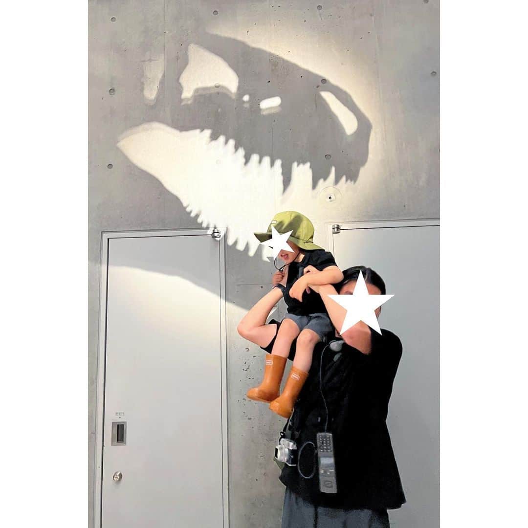 権藤朱実さんのインスタグラム写真 - (権藤朱実Instagram)「🦖 『恐竜博2023』  ギリギリセーフで！！ 息子、初めての博物館デビュー✨ ・・・もちろん最近どハマりしている恐竜の！！  平日だったけど、激混みで観るの大変だった😓 もっと小さい子も見やすい展示だったら良かったなと🤔 でも、当の本人は👦🏻 終始あちこちに見える恐竜の展示をキラキラした目で観てたよ✨  音声ガイド付きで回ったけれど・・・ 人多すぎて、それどころじゃなかったーーーーー😭笑  #model #satorujapan #akemigondo #モデル #サトルジャパン #権藤朱実 →@satorujapan_official →@akemigondo ☑︎プロフィールのリンクにて、写真公開中☆ ☑︎リールにて、息子のあれこれ公開中☆」6月23日 1時06分 - akemigondo