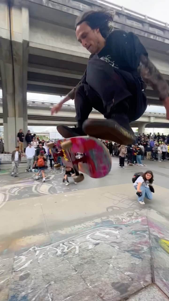 スラッシャーのインスタグラム：「📡 LIVE from Thrasher Vacation 🏝️ BIG LOVE, Vancouver 🇨🇦」