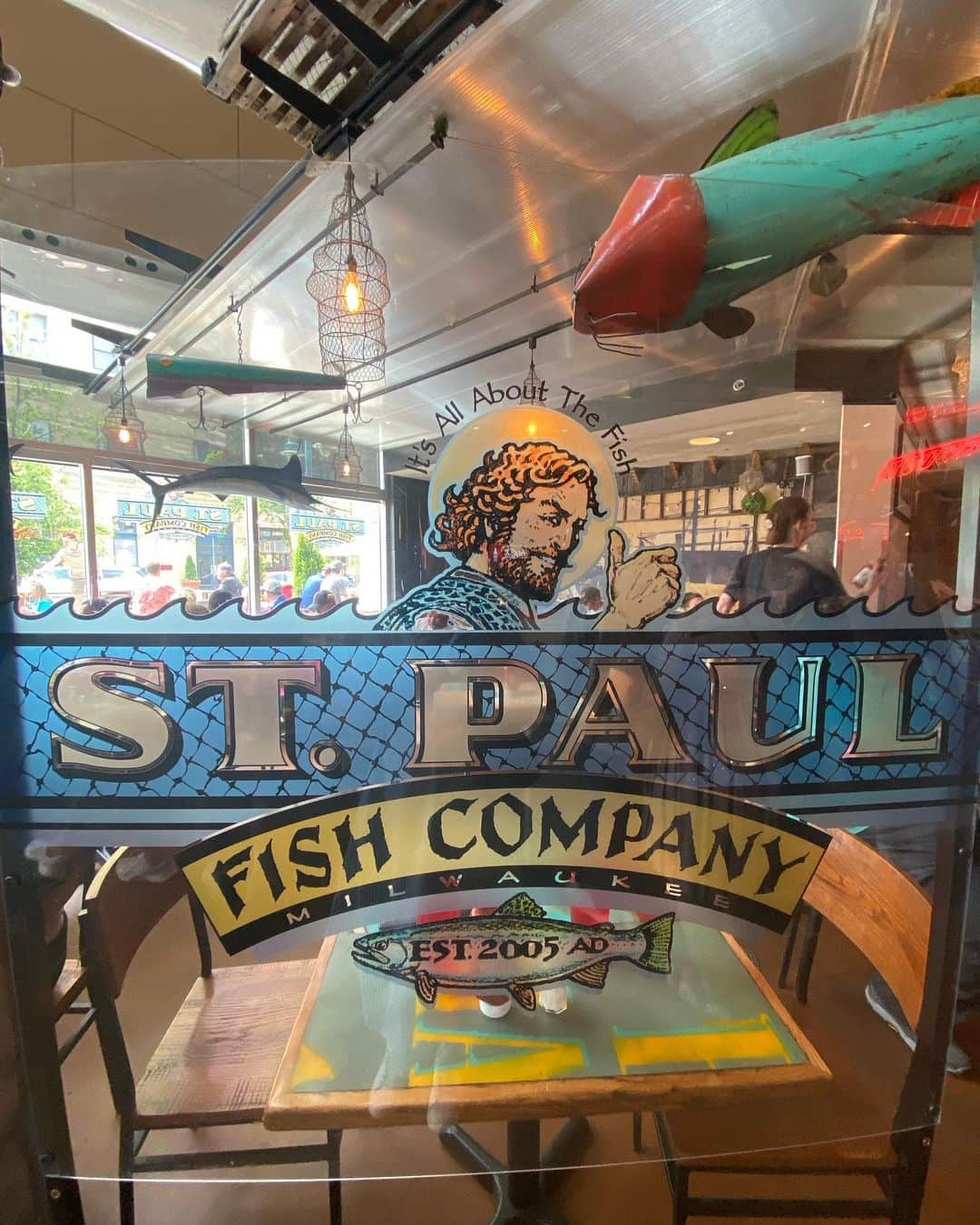 渋佐和佳奈さんのインスタグラム写真 - (渋佐和佳奈Instagram)「【Milwaukee旅①】 週末旅にサクッと！シカゴから車で北へ1時間半🚗✨ #Milwaukee へ！  📍Milwaukee Public Market  一番の目的と言っても過言ではない このマーケット内にある St.Paul Fish Companyの新鮮なシーフードたち🦞✨  オーダーしたのは 🔸Lobster Roll 🔸Lobster Bisque 🔸Crab Cake  どれも絶品…😭💗 中でも有名なロブスターロールのボリュームと、ロブスタービスクの濃厚さに大感動で、ひたすら「おいしいいいい🥹🥹🥹」と言い続けていました🌼笑  他にもチーズやお肉屋さん、オリーブオイル屋さんなどたくさんのお店が並びますが、 食後はさっぱりしたかったので Thb Green Kitchenでその場で絞ってくれるフレッシュジュースをチョイス🍹 私が飲んだのは「HOT PINK」というパイナップル、ビーツ、りんご、洋梨、ジンジャーブレンドで、とても美味しかったです💗  今度またこのマーケットにお昼ご飯を食べに行くためだけに行きたいな🤤✨  #アメリカ #アメリカ在住 #アメリカ暮らし #シカゴ在住 #シカゴ #シカゴ生活 #シカゴ暮らし  #ミルウォーキー #ミルウォーキー旅行 #milwaukeepublicmarket #robsterroll #ロブスターロール #seafood #グルメ #gourmet  #usa🇺🇸 #Chicago #chicagogram  #アナウンサー  #リポーター #シカゴ在住アナウンサー #渋佐和佳奈 #announcer #reporter #wakanashibusa」6月23日 1時19分 - shibusa_wakana