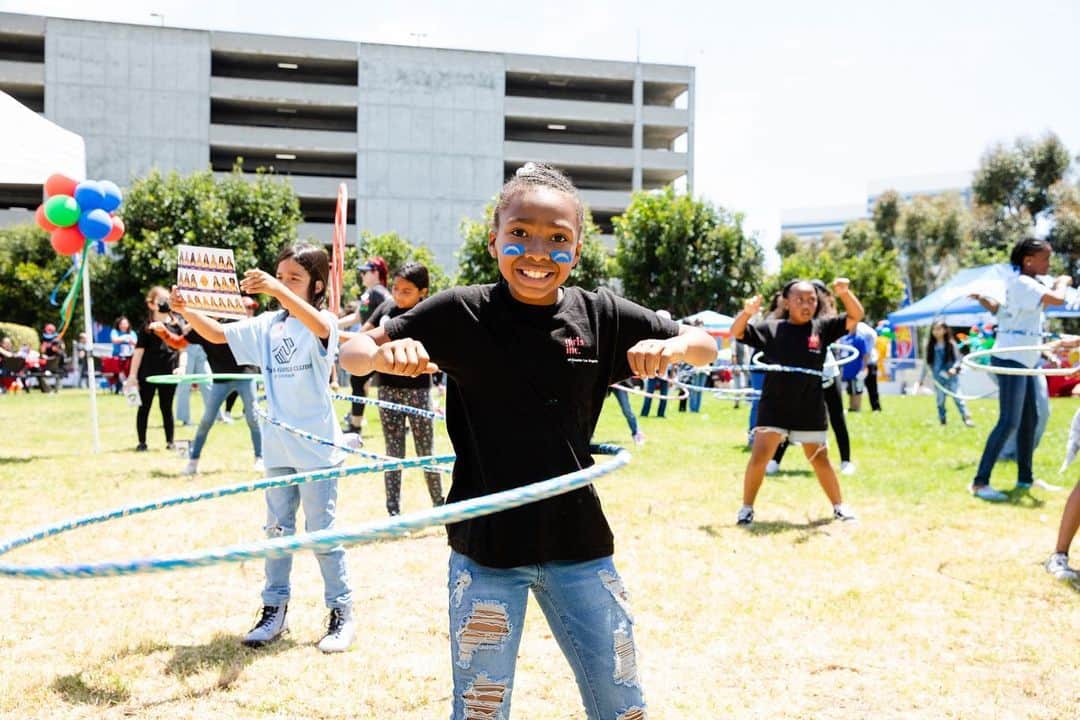 Mattelさんのインスタグラム写真 - (MattelInstagram)「Mattel employees worldwide are stepping up to #PlayitForward all week by giving back to the communities where we live, work, and play!  Yesterday, at Mattel HQ in El Segundo, hundreds of employees kicked off our Global Volunteer Week by hosting a fun day of sports, games, toys, and more for the incredible kids of @girlsincla, @bgcofcarson, @uclamch, and Huntington Park Parks and Recreation.  Thank you to our incredible partners @la_sparks, @chargers, @dodgers, @wwecommunity, @lafc, @lakergirls, @lakings, @uclahealth, and all Mattel volunteers for your time and for creating a memorable and meaningful day of play.   #MattelProud #LifeatMattel」6月23日 1時24分 - mattel