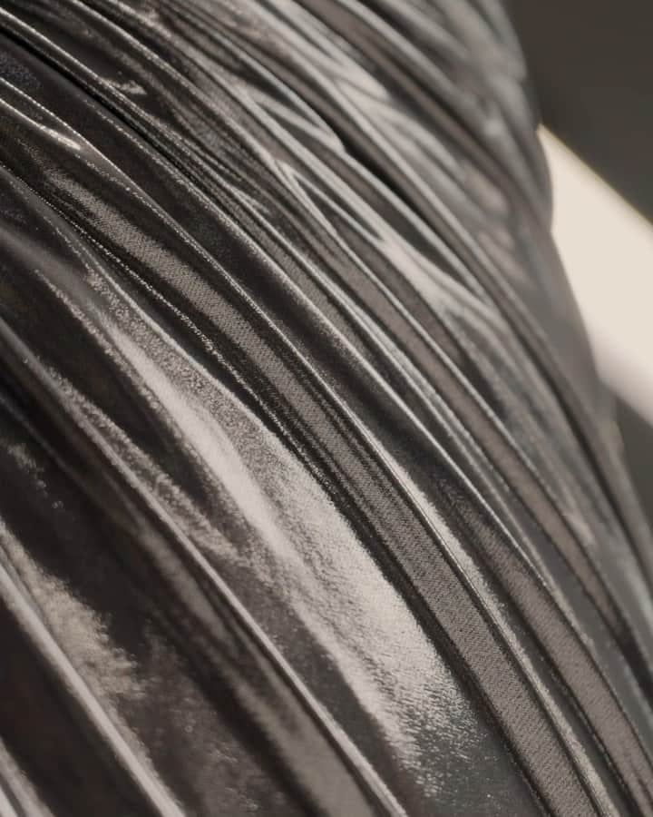 サルヴァトーレ・フェラガモのインスタグラム：「@beyonce #FERRAGAMOCUSTOM SILVER LOOK BY @_maximiliandavis_ IN THE MAKING.」