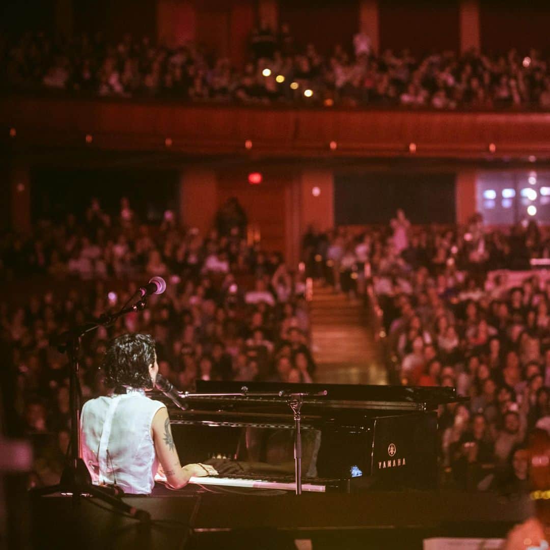 Halseyさんのインスタグラム写真 - (HalseyInstagram)「Wept like a baby in my home state onstage last night. Full on ugly cried. Music is magic. Night 1 of the Orchestra summer shows is complete, and I’ll never be the same again. Thank you. Again tonight @njpac 🤍   Photos by @yasi of course」6月23日 1時24分 - iamhalsey
