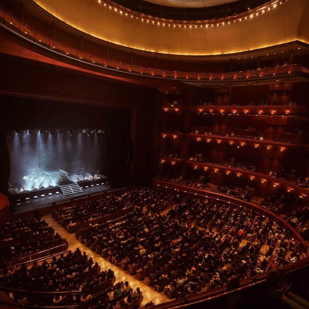 Halseyさんのインスタグラム写真 - (HalseyInstagram)「Wept like a baby in my home state onstage last night. Full on ugly cried. Music is magic. Night 1 of the Orchestra summer shows is complete, and I’ll never be the same again. Thank you. Again tonight @njpac 🤍   Photos by @yasi of course」6月23日 1時24分 - iamhalsey