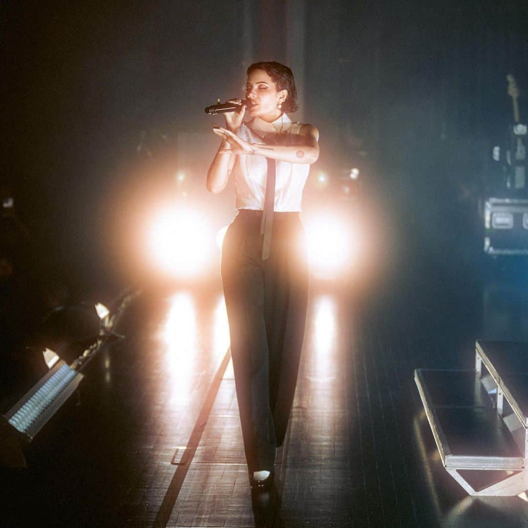 Halseyのインスタグラム：「Wept like a baby in my home state onstage last night. Full on ugly cried. Music is magic. Night 1 of the Orchestra summer shows is complete, and I’ll never be the same again. Thank you. Again tonight @njpac 🤍   Photos by @yasi of course」