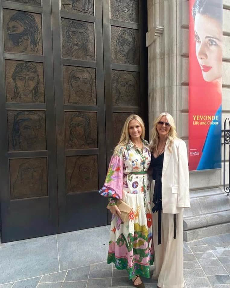 アマンダ ウェイクリーのインスタグラム：「Last night arriving at National Portrait Gallery for the Chairman’s dinner with @sofiabluntly   👏👏🙏 @traceyeminstudio for these powerful bronze doors celebrating women from all walks of life   “Women in history are greatly underrepresented. I didn’t want to depict specific or identifiable figures. I felt like the doors of the National Portrait Gallery should represent every woman, every age and every culture throughout time”   The Doors (2023) Tracey Emin CBE RA   #Amandawakeley #NationalPortraitGallery #Portaiture #celebratingwomen #traceyemin #sofiablunt #London #Art」