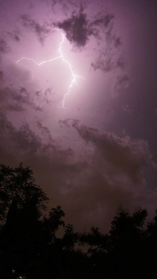 コートニー・ヒックスのインスタグラム：「A lot of my new followers might not know this, but I'm also an amateur photographer. I've been trying to shoot lightning in Colorado Springs for as long as I've been coming here, but the closest I've ever gotten to a real proper bolt shot was all the way back in 2015 when I was shooting from the balcony of the hotel I was staying at. The shots from last night absolutely blow the old ones out of the water. Last night was an electrical storm like I have never seen before and it was exhilarating! I got so many great shots and I'm so pleased with how they turned out! . . . . #SonyA7rii #Sony #photographer #photography #lightning #Colorado #coloradophotographer #coloradosprings」