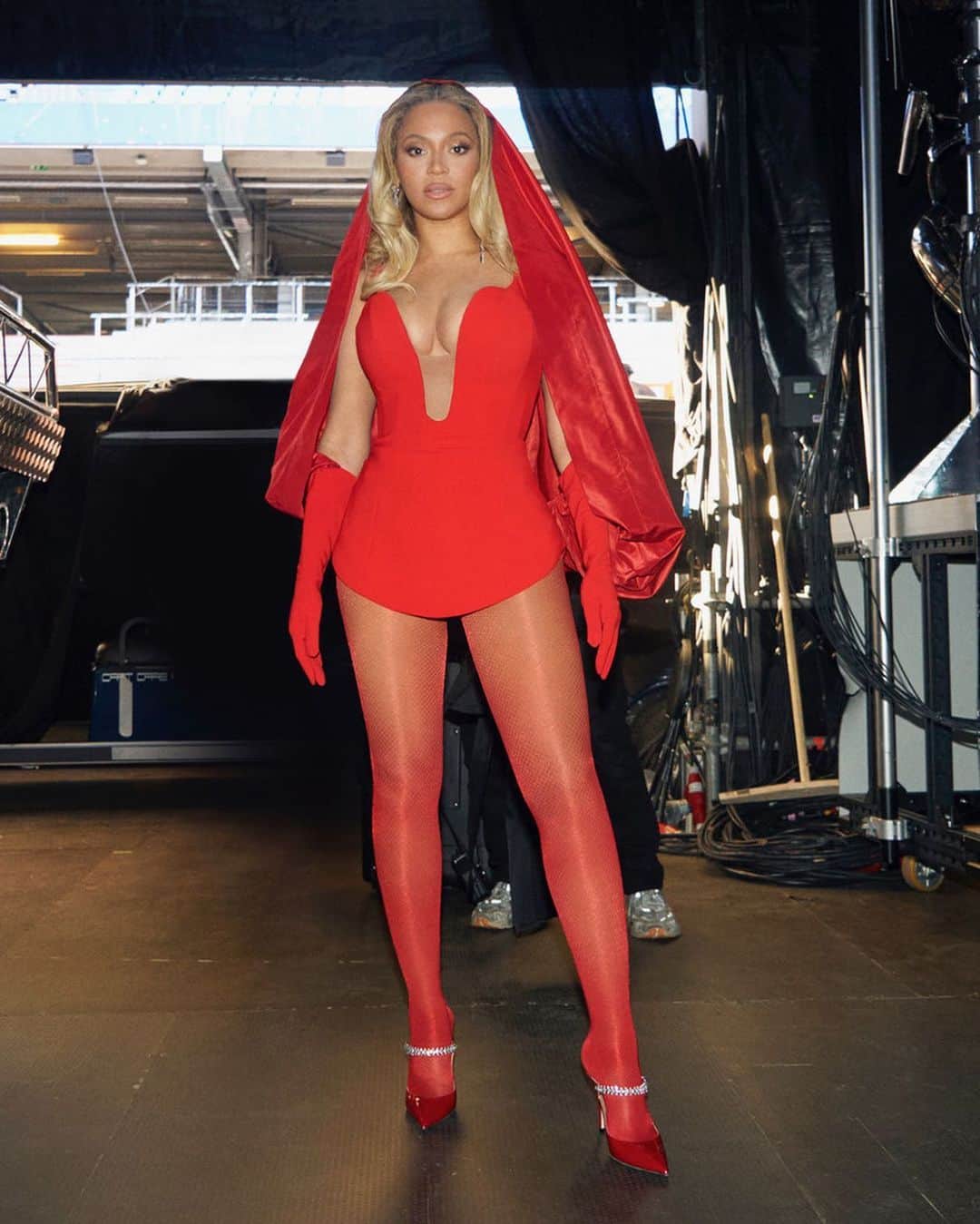 Jimmy Chooさんのインスタグラム写真 - (Jimmy ChooInstagram)「Red hot - @beyonce channels statement glamour in Jimmy Choo’s iconic Bing pump at The Renaissance World Tour, Hamburg #JimmyChoo  Photographer: Andrew White」6月23日 1時52分 - jimmychoo