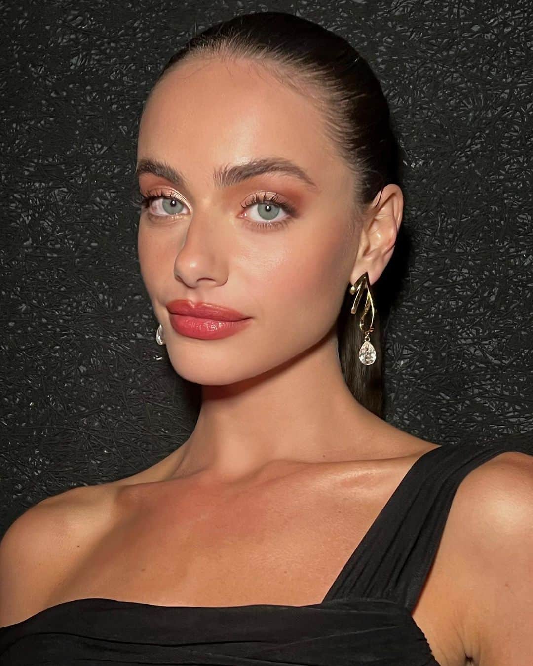 Yael Shelbiaのインスタグラム：「🖤」