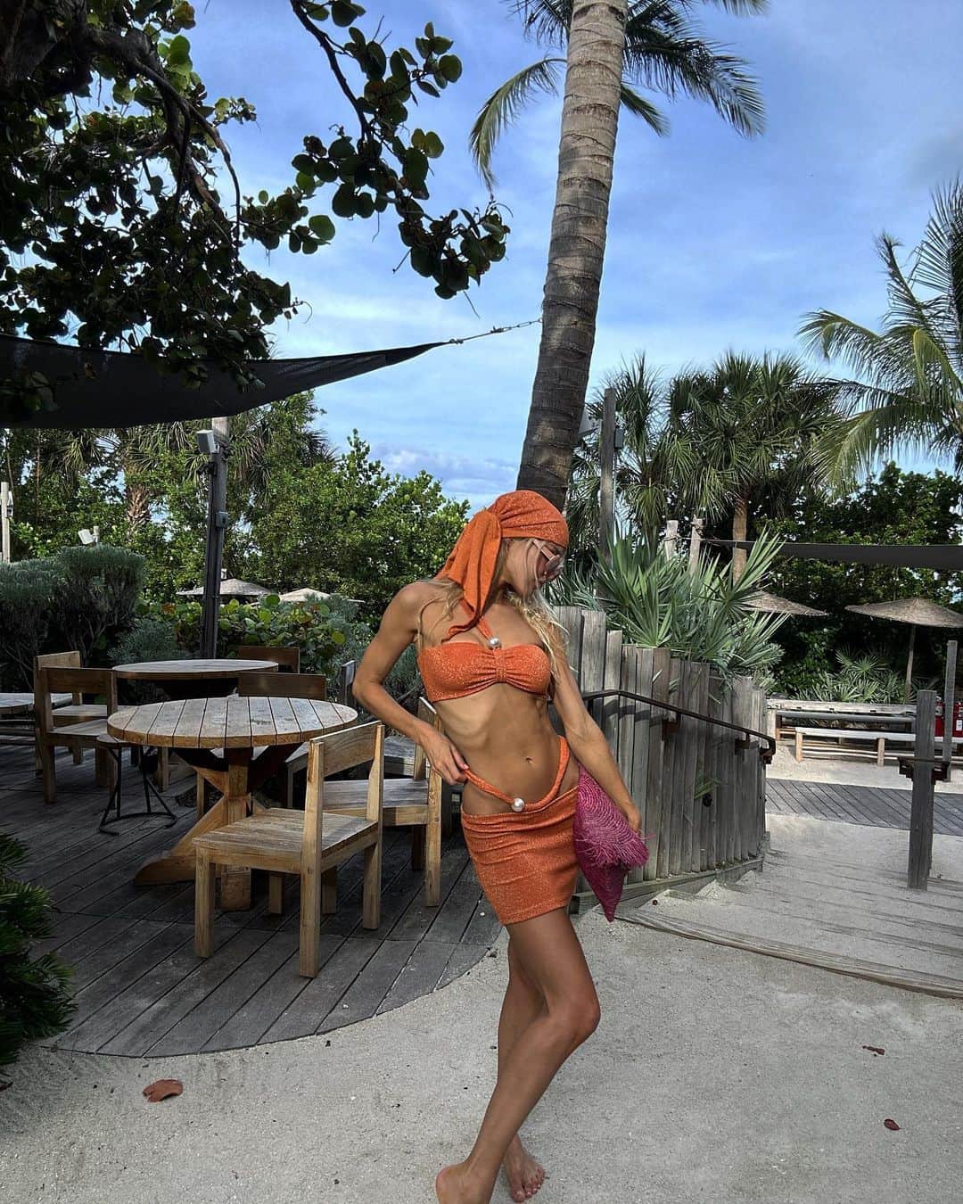 Joy Corriganのインスタグラム：「🏝️🌊👙☀️」