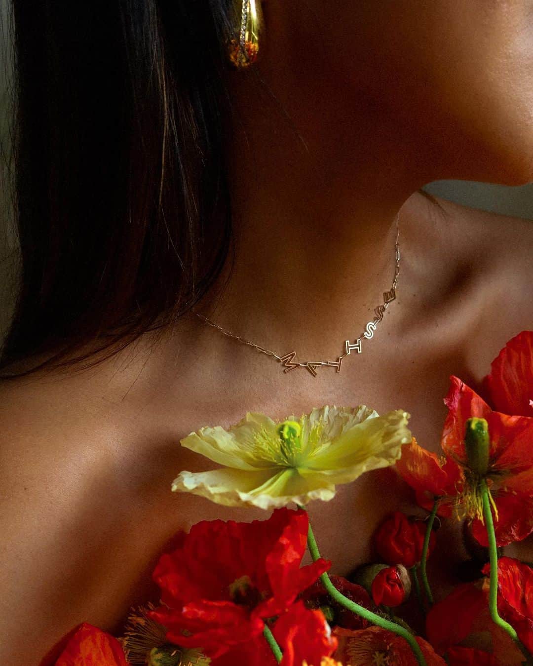 ジュリー・サリニャーナのインスタグラム：「m a t i s s e. ❤️  Obsesssd with these flowers a friend brought me and this beautiful gold necklace with my baby’s name by @kkanejewelry 😍」
