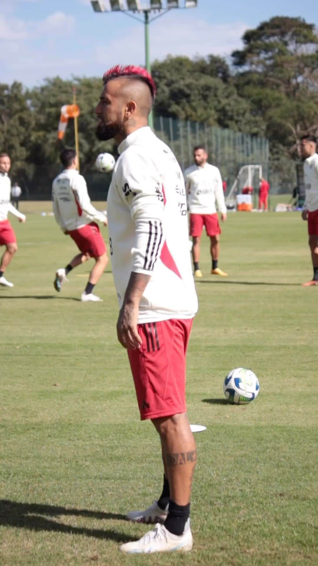 ダヴィド・ルイス・モレイラ・マリーニョのインスタグラム：「Treino pela manhã e agora descansar pro jogo mais tarde! Bora Mengão ! ❤️🖤」