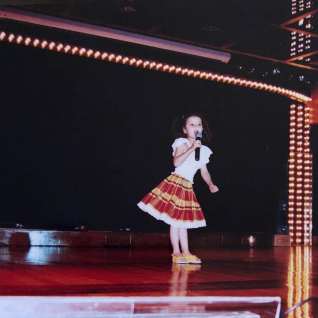 チャーリー・エックス・シー・エックスのインスタグラム：「i’d always played with barbie whilst i was growing up but my first proper life changing barbie experience was when i went on a cruise ship holiday with my parents at the age of 4 (lol).  there was a talent competition on the boat and i begged my parents to let me enter. they were certain i’d get on stage and crumble especially as all i wanted to do was sing aqua’s “barbie girl” a capella, on my own, no musical backing track or anything. i did my hair in pigtails and wore my favorite tartan skirt and sang the song on a huge empty stage whilst my parents freaked out, getting ready for me to have a total breakdown - but apparently i was fine, i just got up there and sang my little heart out and won the whole thing. i’d always loved the escapism my barbies provided me with and its kind of a full circle moment to be a part of this soundtrack and movie. so thank you so much mark and greta for having me. my song for the soundtrack is called speed drive and it’s out June 30th 🏎️ pre save @ link in bio 🎀 barbie 4 lyf 💓」