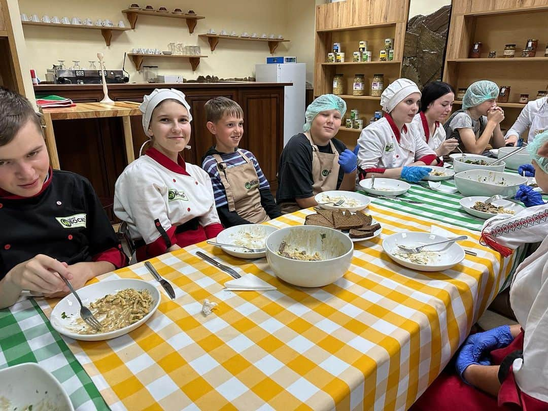 レイチェル・レイのインスタグラム：「Back in #Ukraine 🇺🇦 for my fifth time + back to teach another cooking class at St. John Bosco Youth Education Center.  Some call this an orphanage, I call it a center of hope, education, inspiration and love.  We all made beef stroganoff together in our family kitchen — here are some of my friends enjoying their work 💛  Keep #Ukraine 🇺🇦 in your heart and mind.」