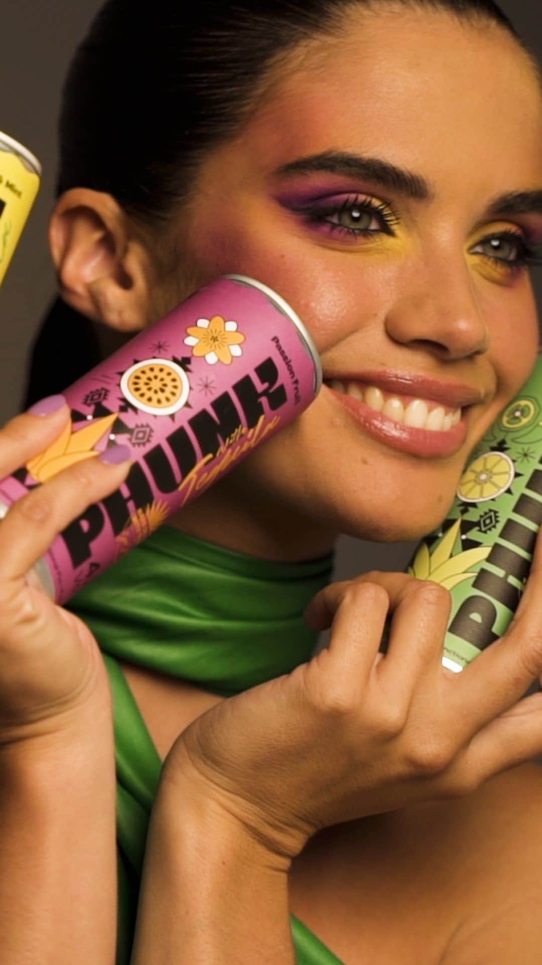サラ・サンパイオのインスタグラム：「For the first time I had the chance to create something from the ground up. From tastings, to packaging, to campaign… I can’t wait to hear what you think about the product. It was made with lots of love @phunkdrinks   Pela primeira vez tive a oportunidade de criar algo meu desde o zero. Desde provas, a escolher as receitas finais, aos rótulos, à campanha… espero que gostem tanto come eu, foi tudo feito com muito amor!   Foto: garage Lisboa  Make up: @cristinagomes.makeup  Hair: @_vascofreitas_  Styling: @luisborgesoficial  @dentsucreativeportugal  @phunkdrinks @phunk_pt  @phunk_es」