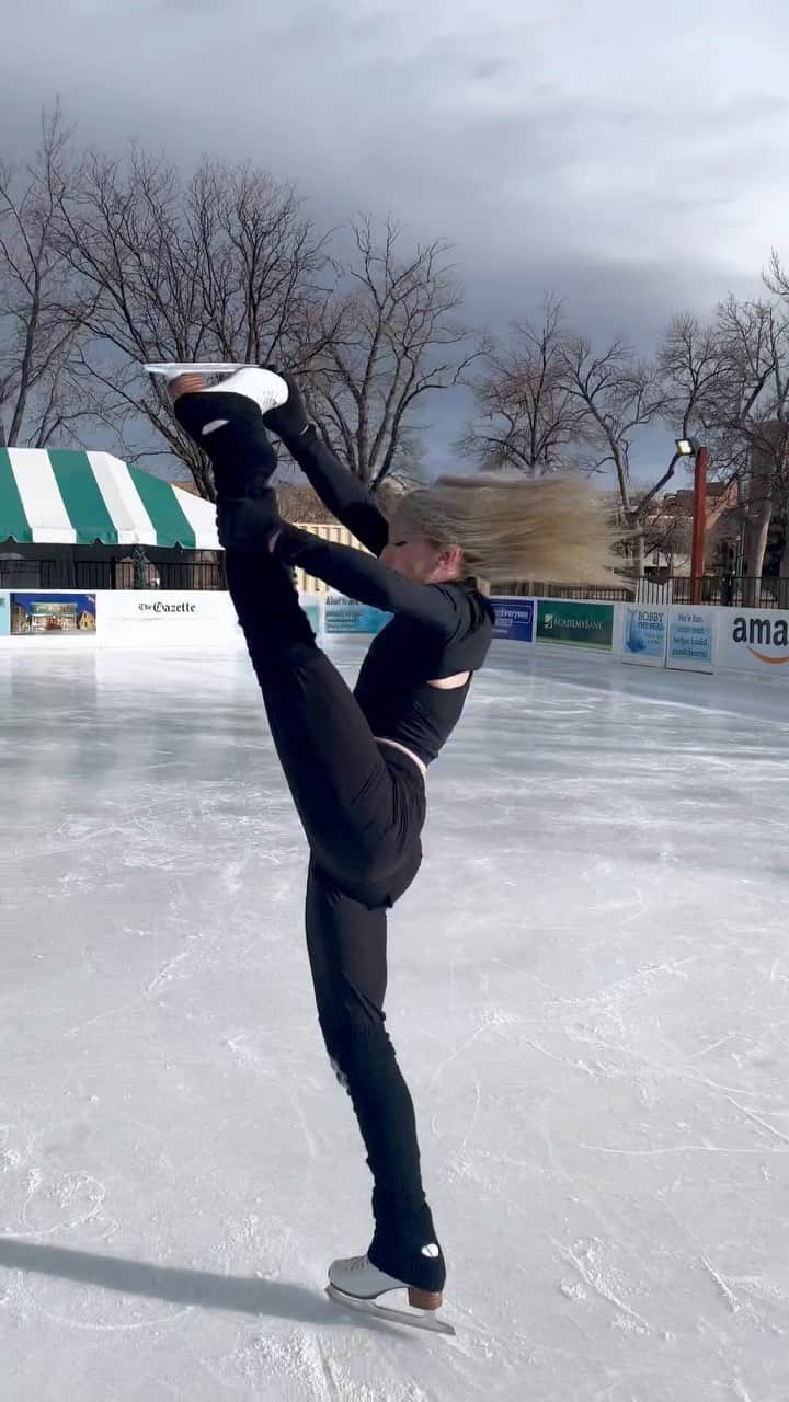 アンバー・グレンのインスタグラム：「I know it’s the middle of summer but I’m ready for it to be outdoor skating season ❄️ #iceskating #iceskater #figureskating #figureskater #wintersport #reels」