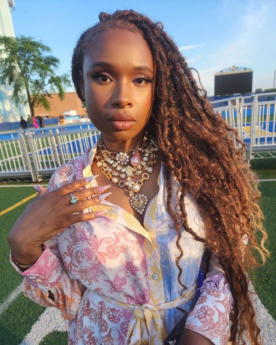 ジェニファー・ハドソンのインスタグラム：「Be your own sunshine in the middle of the shade ! ☀️」